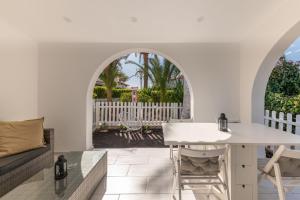 sala de estar con mesa y sofá en Tropical Lodge, en Maspalomas