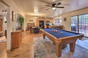 uma sala de estar com uma mesa de bilhar e uma cozinha em White Mountain Retreat, 29 Mi to Sunrise Park em Indian Pine