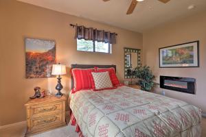 Tempat tidur dalam kamar di Arizona Home with Patio, Fire Pit and Gas Grill