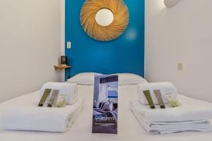 um quarto com toalhas numa cama com espelho em Modern flat 50m from the Capitole - Toulouse - Welkeys em Toulouse