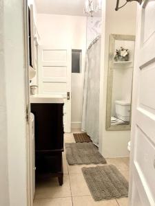 Et badeværelse på Heart of LA Koreatown bungalow 1bd 1bath