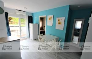 a kitchen with a table and a blue wall at N135 - Apartamento Benalmádena - PISCINA - Playa a 300 metros in Benalmádena