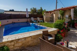 una piscina en el patio trasero de una villa en Armonia Villa, Unsurpassed privacy at picturesque location, By ThinkVilla, en Pasalítai