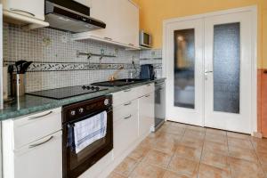 Virtuvė arba virtuvėlė apgyvendinimo įstaigoje AC flat with wonderful view on Le Lez in Palavas-les-Flots - Welkeys