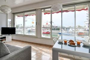 帕拉瓦莱弗洛AC flat with wonderful view on Le Lez in Palavas-les-Flots - Welkeys的享有海港景色的客厅
