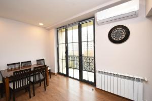 Φωτογραφία από το άλμπουμ του Lovely 2-bedroom apartment with fantastic view σε Yerevan +11 φωτογραφίες