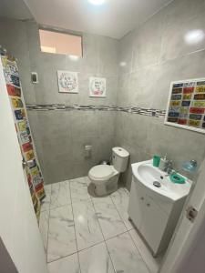 Kylpyhuone majoituspaikassa Barranca Beach Apartments