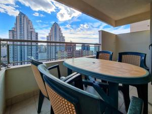 a table and chairs on a balcony with a view of a city at Apartamento Completo Torresol IV in Benidorm
