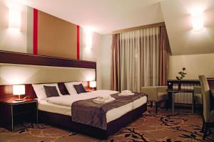 Łóżko lub łóżka w pokoju w obiekcie Hotel Era