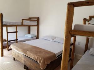 Łóżko lub łóżka piętrowe w pokoju w obiekcie Canyons Camping Capitolio