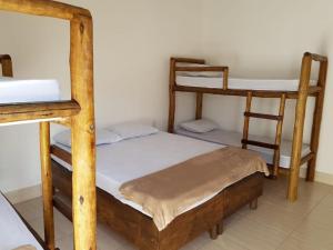 Łóżko lub łóżka piętrowe w pokoju w obiekcie Canyons Camping Capitolio