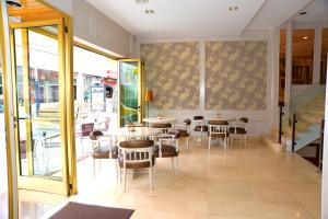 A restaurant or other place to eat at Hotel Serantes