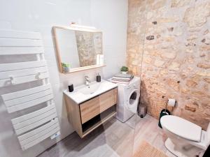 Koupelna v ubytování Appartement Ma Douce Charente - Superbe T3 Design et Fonctionnel - Hyper Centre à Saintes