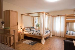 um quarto com uma cama de dossel em heurigengasthof prinz em Krumau am Kamp