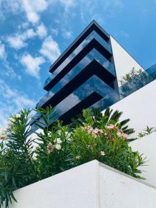 Blick auf ein Gebäude mit Pflanzen in der Unterkunft New&Luxury Apartment with an Outstanding View - Bombii Blue in Dubrovnik