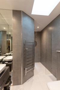 Koupelna v ubytování Stunning Central Windsor Town House With Parking + 21 fotografií