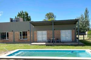 Πισίνα στο ή κοντά στο Casa con pileta y parrilla en barrio privado, 2 dormitorios
