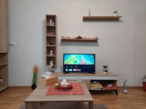 锡吉什瓦拉Apartament Ambrus的配有平板电视和桌子的客厅