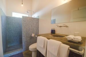 Koupelna v ubytování La Negra Surf Hotel + 37 fotografií