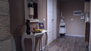 - une cuisine avec une table et un comptoir dans une pièce dans l'établissement CconfortHotels R&B Dolci Notti - SELF CHECK IN, à Bari