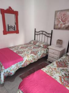 1 dormitorio con 2 camas y espejo en Apartamento ideal para familias, en Toledo