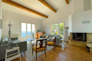 uma sala de estar com um sofá e uma mesa em Family villa with magnificent sea view for 11 people em Saint-Raphaël