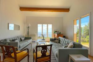 salon z 2 kanapami i stołem w obiekcie Family villa with magnificent sea view for 11 people w miejscowości Saint-Raphaël