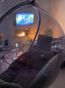 Telewizja i/lub zestaw kina domowego w obiekcie PRZYTULNY APARTAMENT Z KOMINKIEM PRZY JEZIORZE