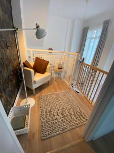 a living room with a couch and a balcony at Apartamento en Cartama Concepción esquina calle toril 1A in Cártama