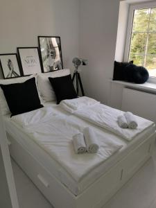 Łóżko lub łóżka w pokoju w obiekcie PRZYTULNY APARTAMENT Z KOMINKIEM PRZY JEZIORZE