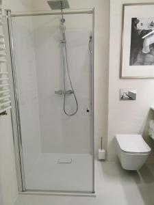 Łazienka w obiekcie PRZYTULNY APARTAMENT Z KOMINKIEM PRZY JEZIORZE