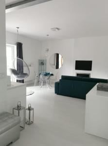 Telewizja i/lub zestaw kina domowego w obiekcie PRZYTULNY APARTAMENT Z KOMINKIEM PRZY JEZIORZE