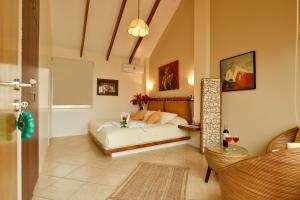 een slaapkamer met een bed in de hoek van een kamer bij Hotel Boutique Playa Canela Ecuador in Salinas
