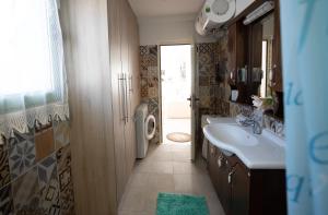 Kúpeľňa v ubytovaní Arhondia House + 22 fotografií