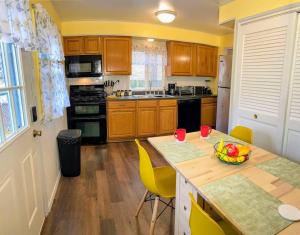 una cocina con una mesa con un bol de fruta. en *King bed/3bds house Near Naval Base & 6Flags*, en Waukegan