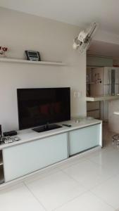 - un salon blanc avec une télévision à grand écran dans l'établissement CALDAS NOVAS - GO Apartamento Parque das Aguas Quentes bloco 3 - em frente Clube Privê, à Caldas Novas