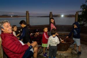 a group of children standing around a group of people at Pousada Ecológica Espelho D'Água in Carrancas