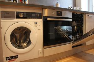 City Living near ICE/1&1/Fashion Outlet Montabaur في مونتابور: غسالة ومجفف بجوار بعضهما البعض في المطبخ