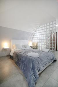 una camera da letto con un grande letto con una grande finestra di casa sant’anna a Napoli