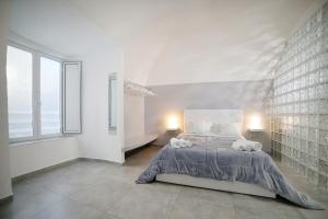 una camera da letto con un grande letto con due peluche sopra di casa sant’anna a Napoli