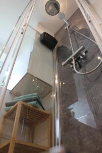 City Living near ICE/1&1/Fashion Outlet Montabaur في مونتابور: حمام مع باب زجاجي ودرج +5 صور