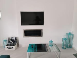 Telewizja i/lub zestaw kina domowego w obiekcie PRZYTULNY APARTAMENT Z KOMINKIEM PRZY JEZIORZE