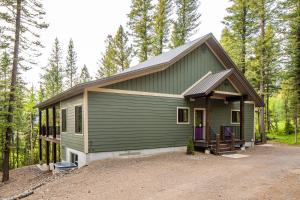 una casita verde en el bosque en My Yellowstone Retreat, en Island Park