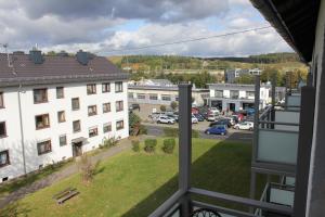 City Living near ICE/1&1/Fashion Outlet Montabaur في مونتابور: بلكونه مطله على مواقف السيارات