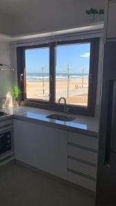 Η κουζίνα ή μικρή κουζίνα στο Apartamento Beira Mar Arroio do Silva - 3 quartos - nº42