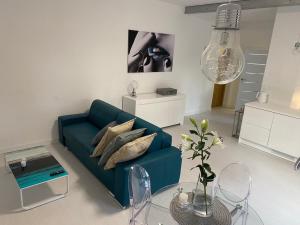 Część wypoczynkowa w obiekcie PRZYTULNY APARTAMENT Z KOMINKIEM PRZY JEZIORZE