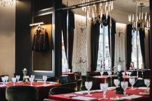 Reštaurácia alebo iné gastronomické zariadenie v ubytovaní Hotel Traugutta3