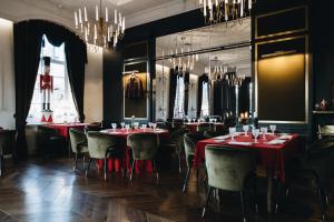 Reštaurácia alebo iné gastronomické zariadenie v ubytovaní Hotel Traugutta3