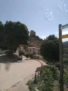 un edificio en la cima de una colina con un castillo en Casa Concha, en Alcalá de la Selva