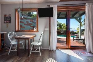 une salle à manger avec une table, des chaises et une télévision dans l'établissement Las Hermanas B, à Guía de Isora